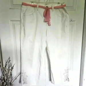 Gloria Vanderbilt Plus Size White  Denim Capri's With Tassle Belt Size 14